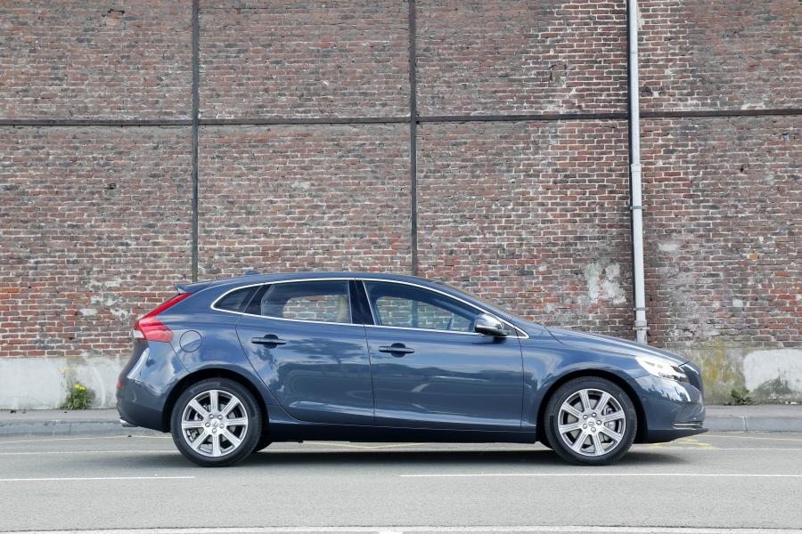  Volvo V40 D4 Inscription 2016 года  (фото 12 из 19)